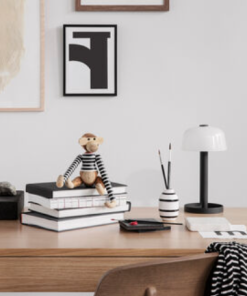 Rosendahl soft spot bordlampe, i offwhite Denne bordlampe tilføjer en helt ny betydning til frihed og fleksibilitet. Skab smuk stemningsfuldt lys i dit hjem