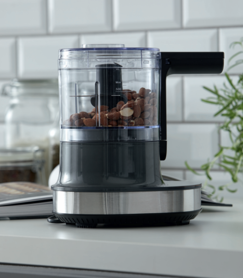 BLOMSTERBERGS MULTIHAKKER, er en supereffektiv 300 watt multihakker med en stor 500 ml beholder af klar plastik