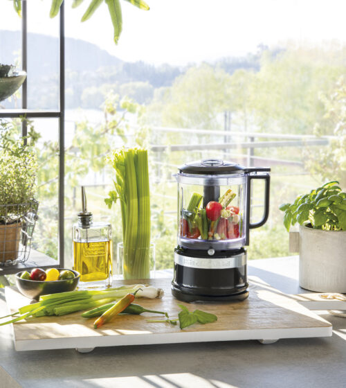 KitchenAid mellemstor foodprocessor i sort, 1,19 L , er ikke kun med den perfekte størrelse til hverdagsbrug. En stor hjælp i køkkenet og super funktionel.
