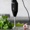Bamix Daily stavblender i sort med ergonomisk greb og enen kraftig 140 watt motor med to hastighedsindstillinger. Suverænt enkel, alsidig, let at betjene,