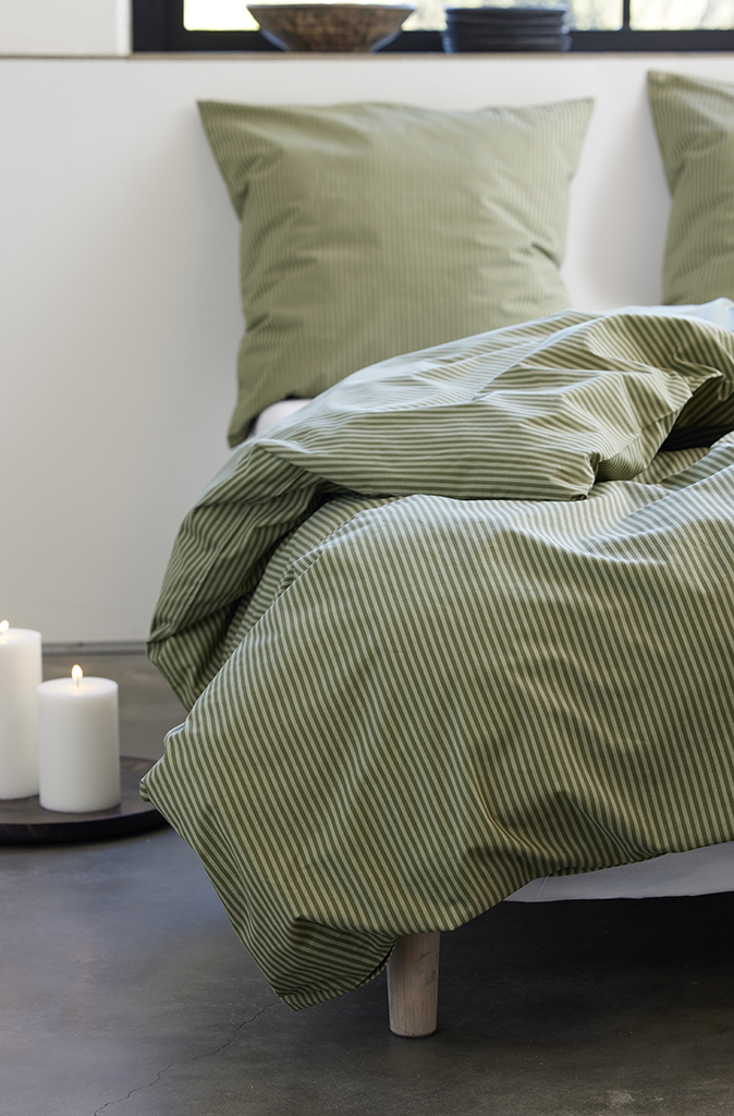 Södahl Sengetøj Classic Stripe, smalle striber veksler mellem lyse /mørke nuancer, gør det enkle design til en moderne og stilfuld klassiker