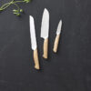 Morsø Foresta knivsæt 3 dele, Er en knivserie af meget høj kvalitet og med et smukt design, som er virkelig flot og stilfuldt at have stående fremme i køkkenet. Knivene har blade af rustfrit stål med en god tykkelse og skaft af FSC-certificeret egetræ. Morsø Foresta knivsæt 3 dele, Eg er en af de mest modstandsdygtige træsorter og derfor helt optimalt at anvende til knive og redskaber, der skal holde til brug hver dag, og med løbende vedligeholdelse med olie forlænges levetiden. Med tilden vil træet få patina og blot blive smukkere, jo mere knivene bruges. Størrelse: -Morsø Santokukniv 30,5 cm med FSC certificeret egetræsskaft -Morsø Urtekniv 20 cm med FSC certificeret egetræsskaft -Morsø Brødkniv 33 cm med FSC certificeret egetræsskaft Se også vores andre produkter fra Morsø: https://cbrm.dk/gemini/produkt/living/gryder-pander/morsoe-stegepandesaet-i-sort https://cbrm.dk/gemini/produkt/living/knive/morsoe-foresta-forskaeresaet