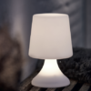 Villa Collection loungelampe i hvid. Flot genopladelig LED-lampe med varmt hvidt lys, der styres med fjernbetjening. Vandtæt og egnet til udendørs brug.
