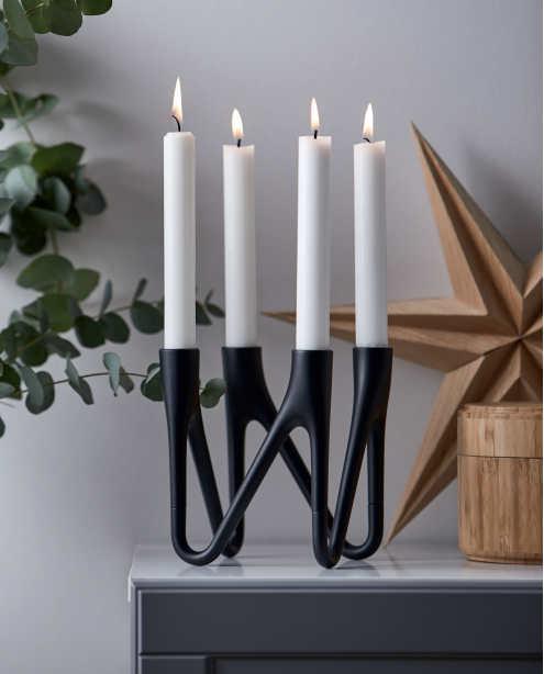 Morsø Roots adventsstage, Den smukke lysestage i sort med 4 arme er oplagt som årets adventsstage. Den vil bidrage til julehyggen
