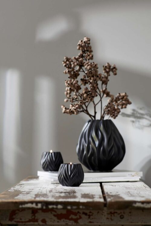 Morsø vase og fyrfadslys i sort, er en af nyheder fra Morsø fra den fra Flame serien. Et meget flot og dekorativt sæt som passer ind rigtig mange steder