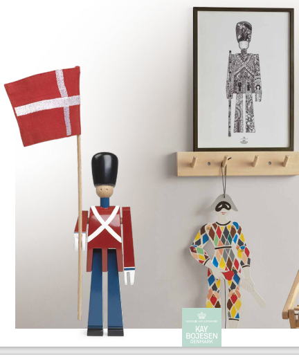 Kay Bojesen fanebæreren er inspireret af et af Danmarks nationalsymboler fra Amalienborg Slotsplads skabte Kay Bojesen i 1942