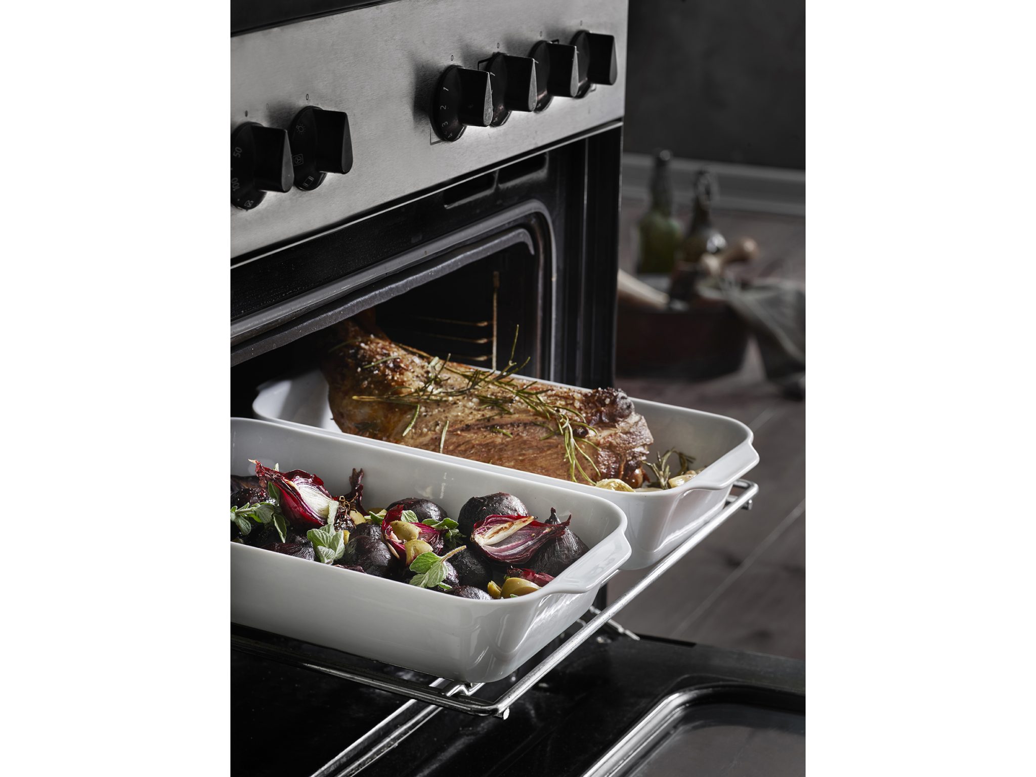 Pillivuyt ovnfade 2 stk. I elegant design. Stegefadene er perfekte til ovn, grill og servering. Går fra fryser til ovn til bord. Måler: 32 x 17 x 6 cm