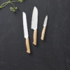Morsø Foresta knivsæt 3 dele, Er en knivserie af meget høj kvalitet og med et smukt design, som er virkelig flot og stilfuldt at have stående fremme i køkkenet. Knivene har blade af rustfrit stål med en god tykkelse og skaft af FSC-certificeret egetræ. Morsø Foresta knivsæt 3 dele, Eg er en af de mest modstandsdygtige træsorter og derfor helt optimalt at anvende til knive og redskaber, der skal holde til brug hver dag, og med løbende vedligeholdelse med olie forlænges levetiden. Med tilden vil træet få patina og blot blive smukkere, jo mere knivene bruges. Størrelse: -Morsø Santokukniv 30,5 cm med FSC certificeret egetræsskaft -Morsø Urtekniv 20 cm med FSC certificeret egetræsskaft -Morsø Brødkniv 33 cm med FSC certificeret egetræsskaft Se også vores andre produkter fra Morsø: https://cbrm.dk/gemini22/produkt/living/gryder-pander/morsoe-stegepandesaet-i-sort https://cbrm.dk/gemini22/produkt/living/knive/morsoe-foresta-forskaeresaet