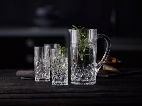 Lyngby glas Melodia kandesæt Lyngby Glas Melodia og Lounge serierne er fremstillet i helt transparent miljøkrystal, der produceres i en patenteret proces,