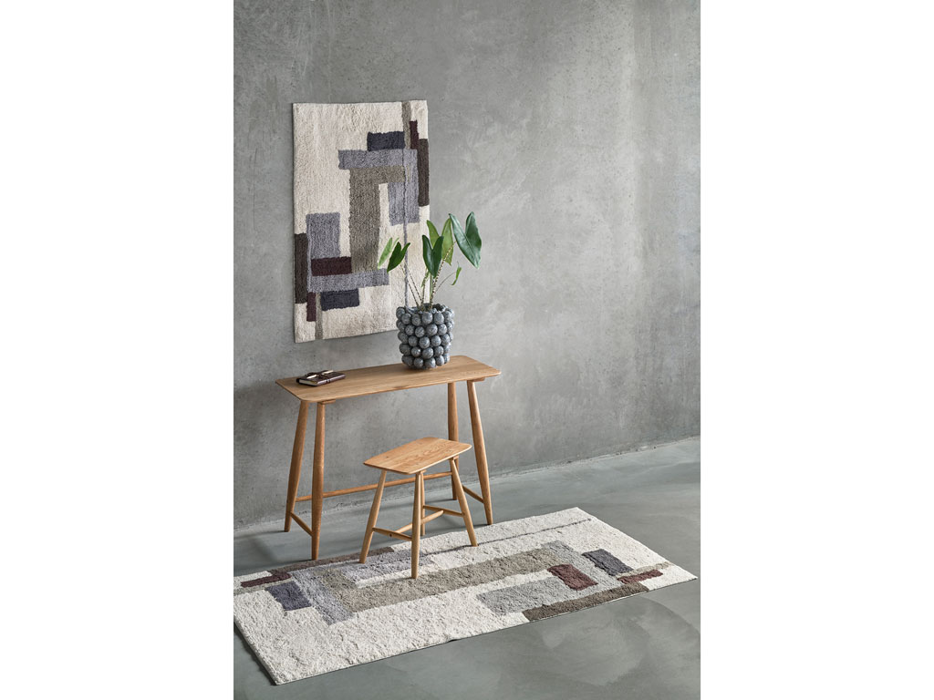 Villa Collection skrivebord 2 farver. Det enkle, stilfulde design passer perfekt til et skandinavisk interiør, en afslappet stemning. Passer ind i alle rum