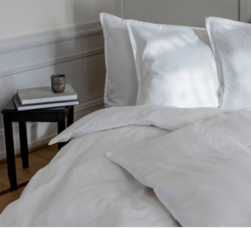 George Jensen sengesæt i hvid, DOUBLE STRIPE har et klassisk og harmonisk design, som tager sig smukt ud i soveværelset.Kommer i 2 størrelser
