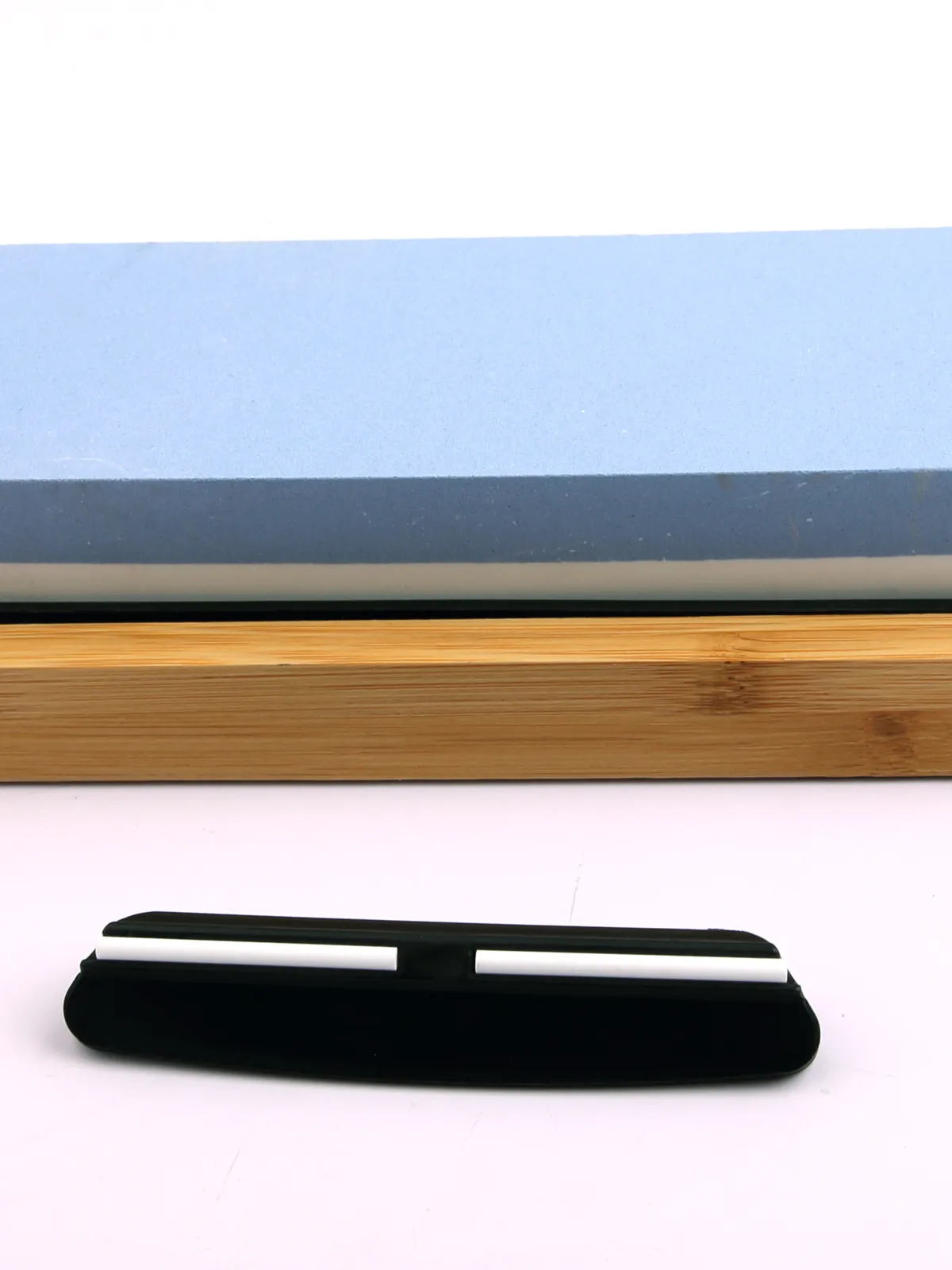 byGaard WKS2601 Wetstone knivslibersæt: Slibesten: 18*6*3 cm, 700g / Slibestenholder i Bambus: 21*9cm, 260g / Knivholder (vinkellære): 9*10*1.8cm, 16g, plast