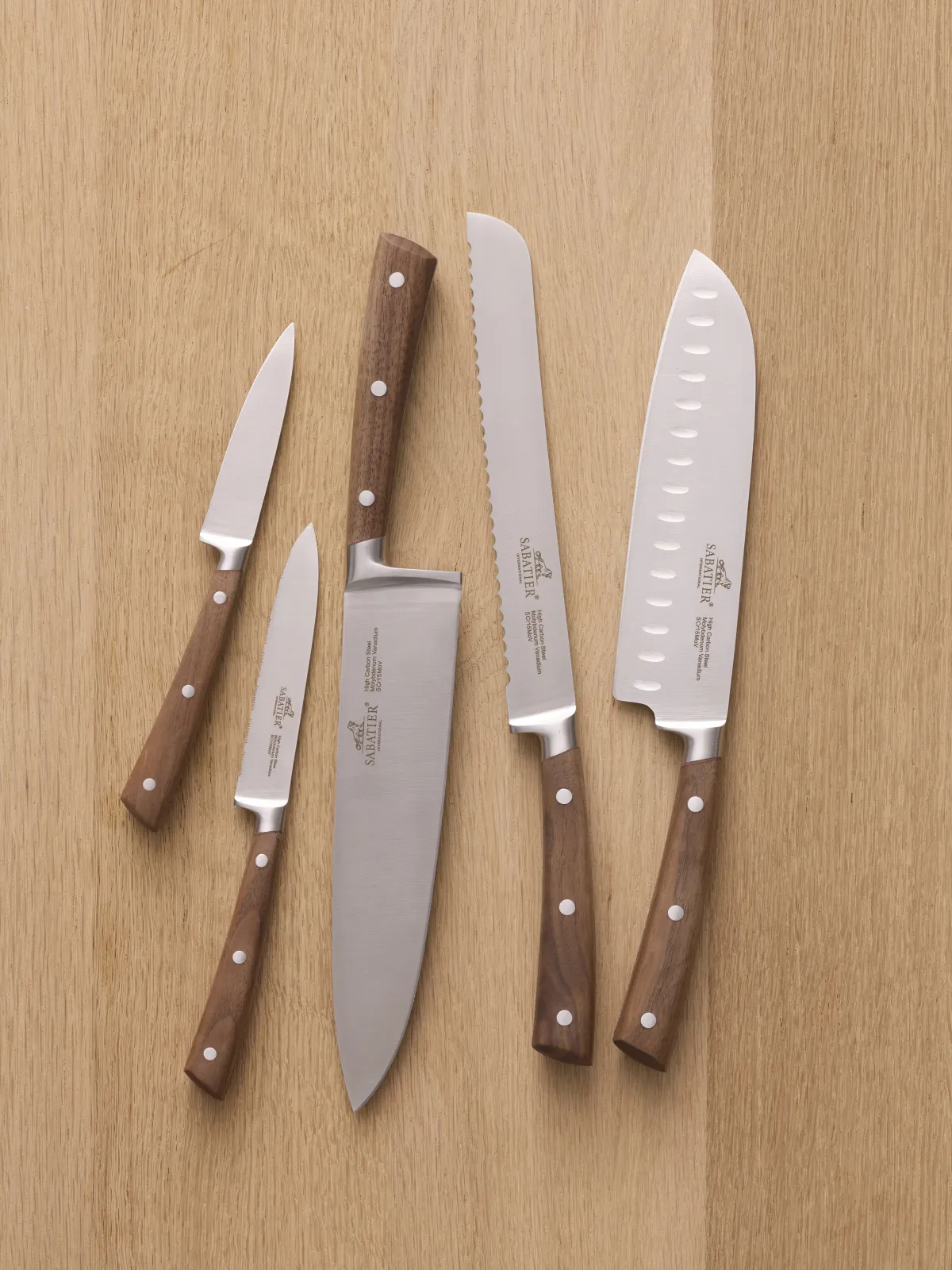 Lion Sabatier Gemini knivsæt 5 dele, urte-, multi-, santoku-, brød- og kokkekniv, valnød skaft FSC