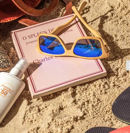 Solbrille i bambus med spejlede linser