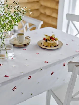 Södahl Dug 140 x 270 cm med fødselsdagsbroderi og 8 stk. mundservietter, Tillykke + Zone bordflag SAMPAK