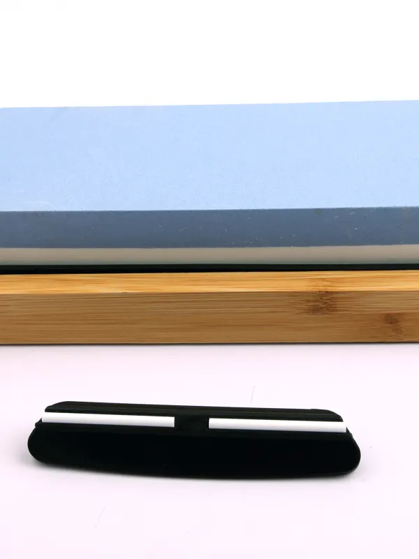 Produkt byGaard WKS2601 Wetstone knivslibersæt: Slibesten: 18*6*3 cm, 700g / Slibestenholder i Bambus: 21*9cm, 260g / Knivholder (vinkellære): 9*10*1.8cm, 16g, plast Billede