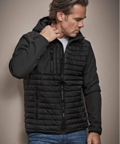Tee Jays Hooded Crossover Jacket Herre, er inspireret af den stigende trend, kombinere forskellige materialer til én style. giver et sporty/urban look.