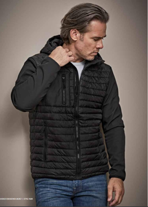Tee Jays Hooded Crossover Jacket Herre, er inspireret af den stigende trend, kombinere forskellige materialer til én style. giver et sporty/urban look.