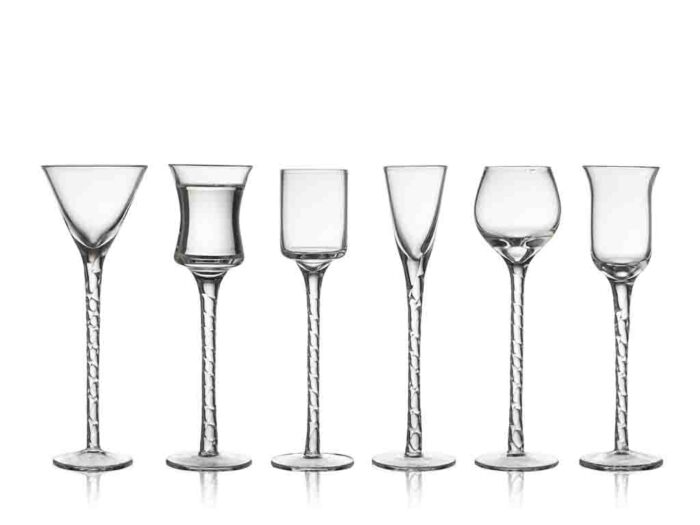 Lyngby glas snapseglas tilbyder vi her i to forskellige farvevalg. Model, ROM, i et flot forarbejdet udtryk i klart glas og den anden model i kulørt glas