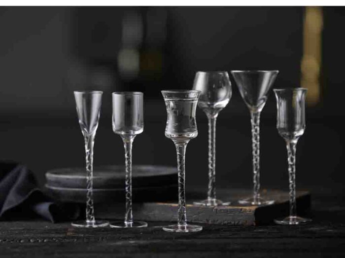 Lyngby glas snapseglas tilbyder vi her i to forskellige farvevalg. Model, ROM, i et flot forarbejdet udtryk i klart glas og den anden model i kulørt glas