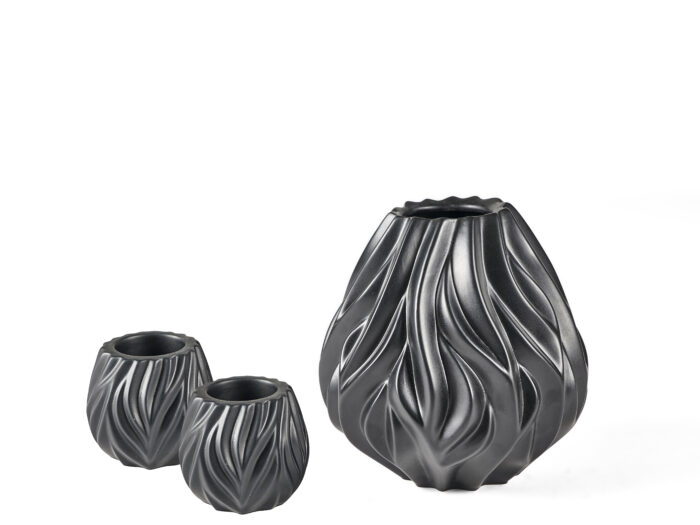 Morsø vase og fyrfadslys i sort, er en af nyheder fra Morsø fra den fra Flame serien. Et meget flot og dekorativt sæt som passer ind rigtig mange steder