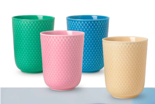 LYNGBY PORCELÆN RHOMBE COLOR krus, med en legende tilgang til hvordan farver og elementer mikses, bringer Rhombe Color nyt liv