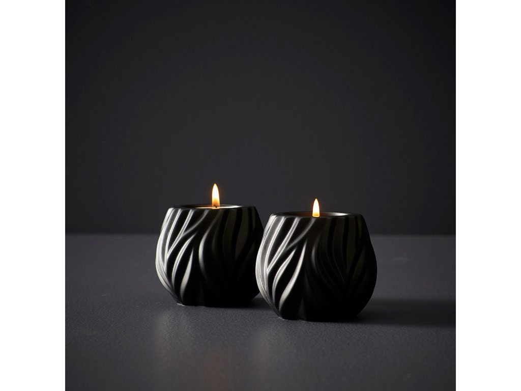 Morsø flame fyrfadsstager, 2 stk. i mat sort porcelæn i et smukt design. Stagernes organiske mønster leder tankerne hen på ild og flammer
