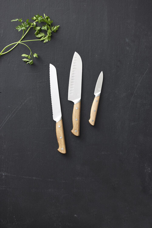 Morsø Foresta knivsæt 3 dele, Er en knivserie af meget høj kvalitet og med et smukt design, som er virkelig flot og stilfuldt at have stående fremme i køkkenet. Knivene har blade af rustfrit stål med en god tykkelse og skaft af FSC-certificeret egetræ. Morsø Foresta knivsæt 3 dele, Eg er en af de mest modstandsdygtige træsorter og derfor helt optimalt at anvende til knive og redskaber, der skal holde til brug hver dag, og med løbende vedligeholdelse med olie forlænges levetiden. Med tilden vil træet få patina og blot blive smukkere, jo mere knivene bruges. Størrelse: -Morsø Santokukniv 30,5 cm med FSC certificeret egetræsskaft -Morsø Urtekniv 20 cm med FSC certificeret egetræsskaft -Morsø Brødkniv 33 cm med FSC certificeret egetræsskaft Se også vores andre produkter fra Morsø: https://cbrm.dk/produkt/living/gryder-pander/morsoe-stegepandesaet-i-sort https://cbrm.dk/produkt/living/knive/morsoe-foresta-forskaeresaet