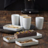 Pillivuyt kaffebord, Fire termokrus Plissé, 25 cl, og tre flotte fade til servering af roulade og småkager. Andre dage er fadene ideelle til lækker tapas