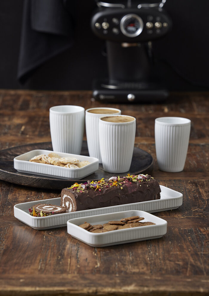 Pillivuyt kaffebord, Fire termokrus Plissé, 25 cl, og tre flotte fade til servering af roulade og småkager. Andre dage er fadene ideelle til lækker tapas