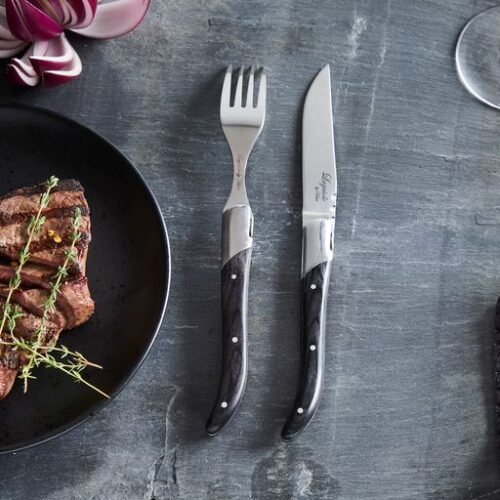 Laguiole rosewood steak knive og gafler, er en perfekt løsning til som dit grillbestik. Flot og funktionelt lige til grillbordet.  