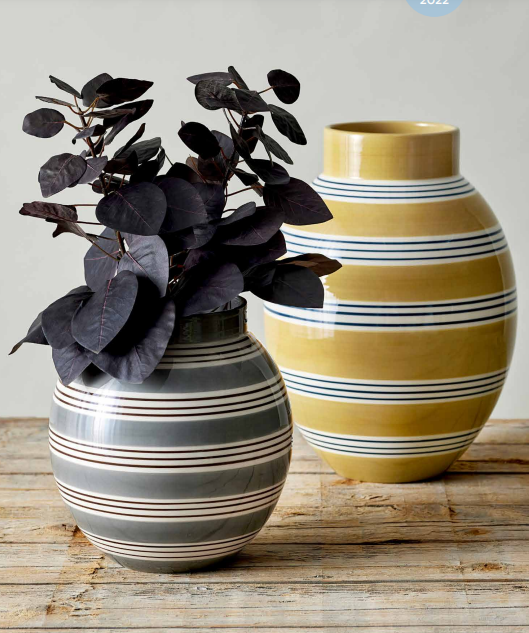 Kähler Omaggio Nuovo vaser, her kommer en pakke med vaser i 3 størrelser og farver. Serien er håndmalet vaseserie Omaggio Nuovo fra Kähler.
