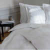 George Jensen sengesæt i hvid, DOUBLE STRIPE har et klassisk og harmonisk design, som tager sig smukt ud i soveværelset.Kommer i 2 størrelser
