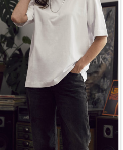 Over-T unisex fra Clique. Afslappet oversize T-shirt i unisex-model, fremstillet af 100% ringspundet bomuld. En bredere dobbeltkrave i bomuld og elastan,