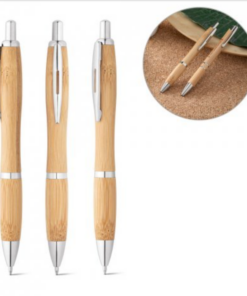 Nicole kuglepen i bambus, med klip og metal detaljer. Er produceret i et naturligt materiale , derfor kan der være forskel på størrelser og farver