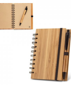 A5 notesblok Dickens med spiralryg A5 spiral notesblok med bambus hardcover, 140 linjede genbrugte sider (100%) og kuglepenholder (pen inkluderet).